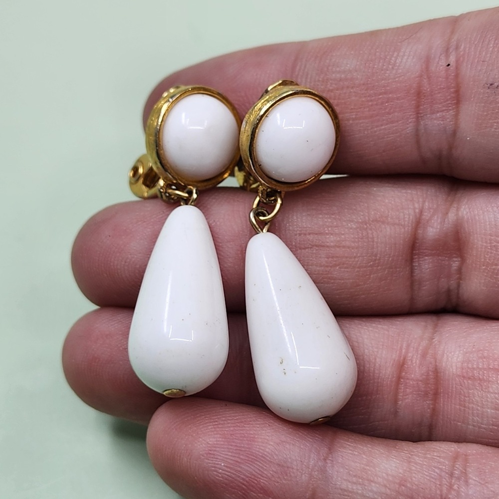Monet White Teardrop Dangle Clip On Earrings Gold Tone Retro Vintage Statement